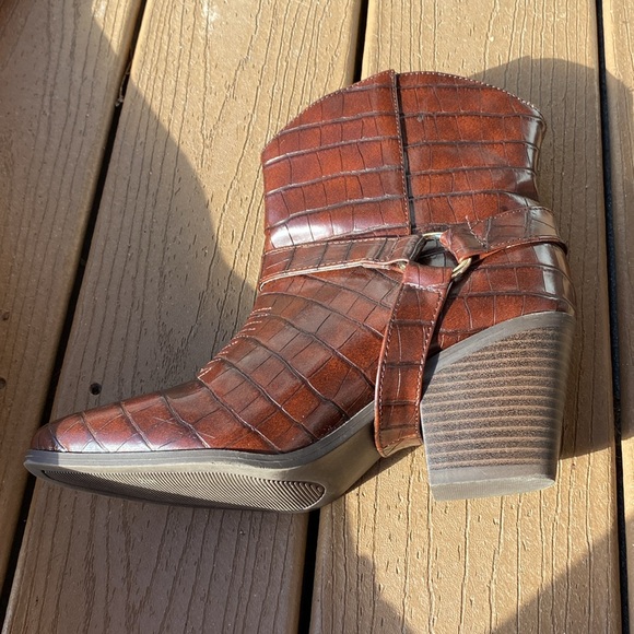 Just Fab Elora buckle under boot detail cowgirl booties faux croc in brown 7.5 - Picture 16 of 16